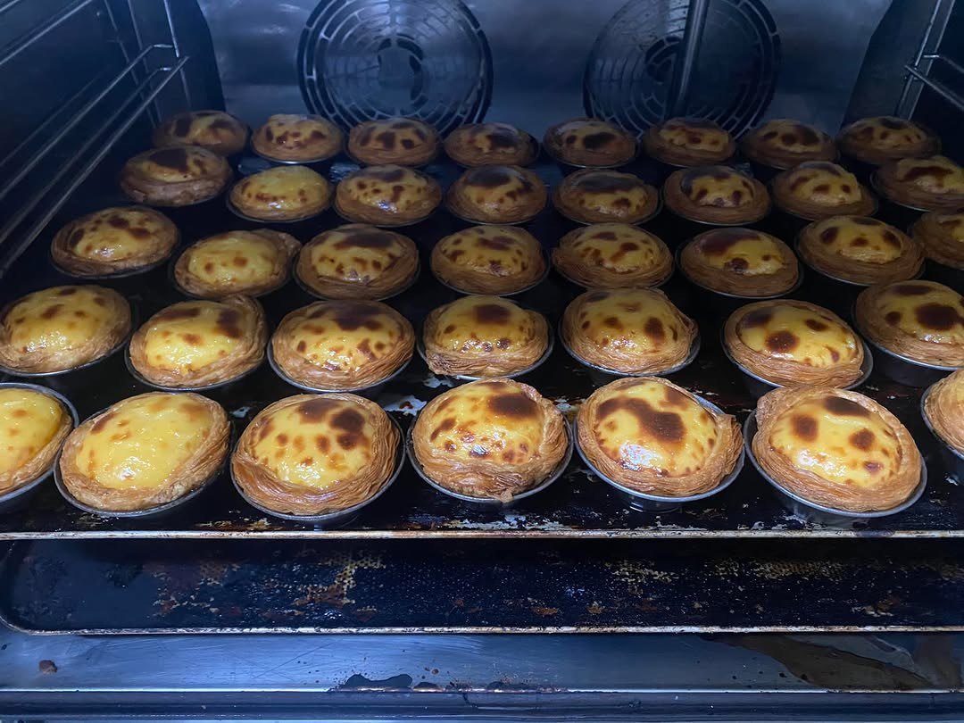 Tabuleiros de pastéis de nata acabados de sair do forno