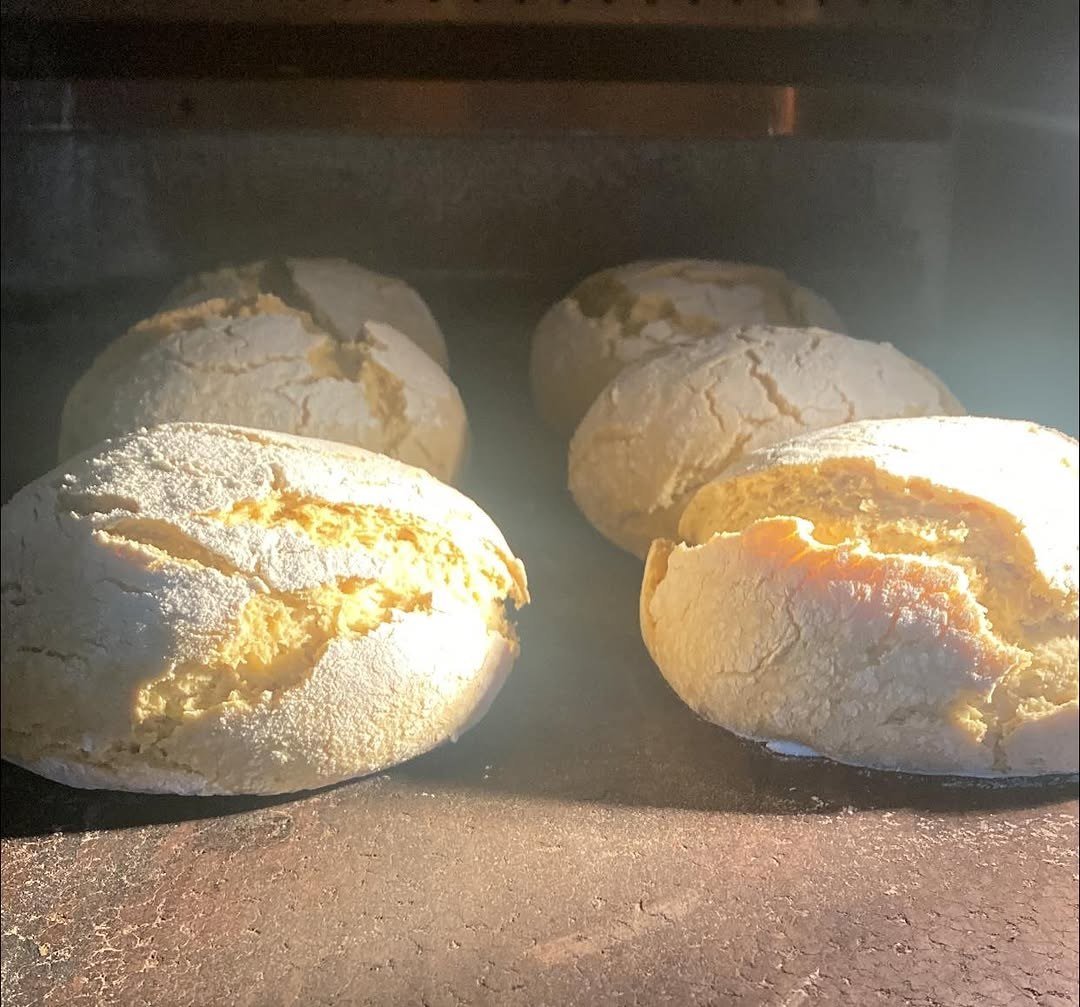 Broas de milho de crosta estaladiça a cozer no forno