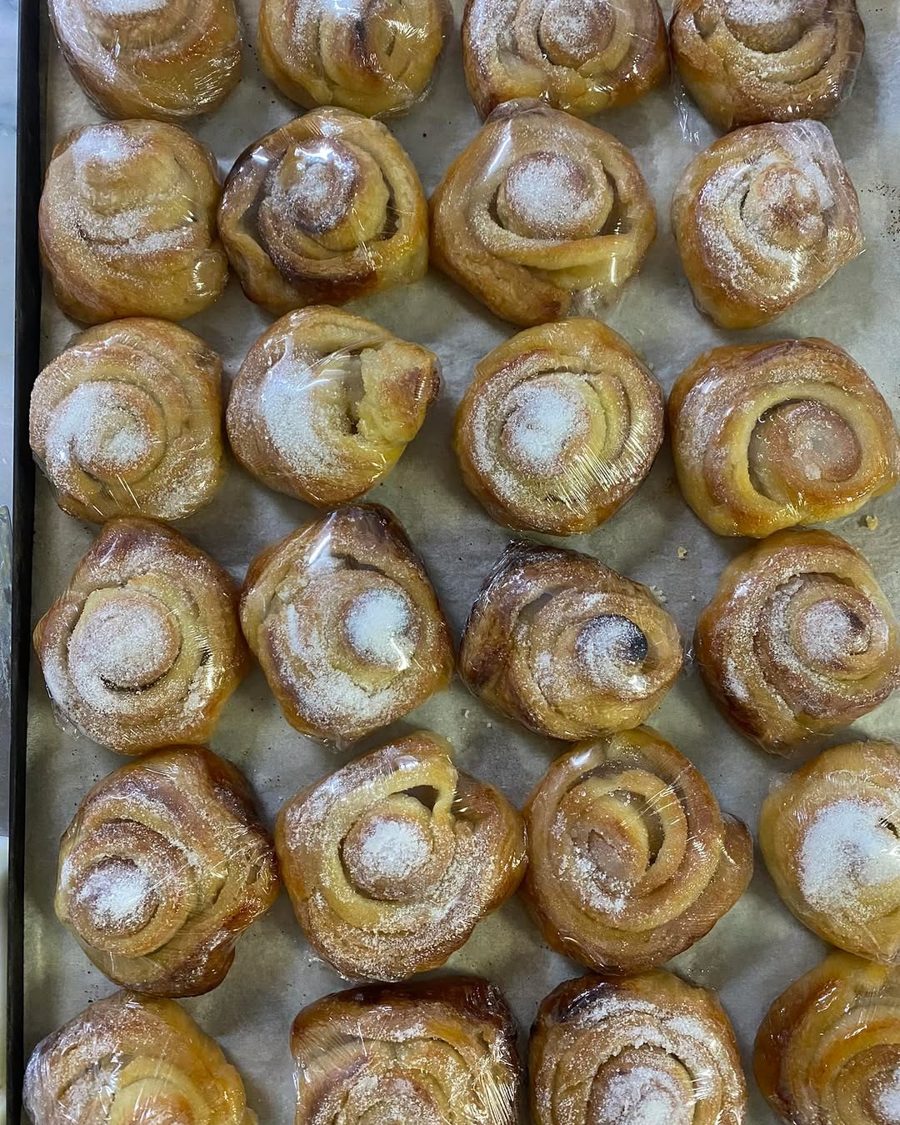 Tabuleiro de bolos enrolados polvilhados de açúcar