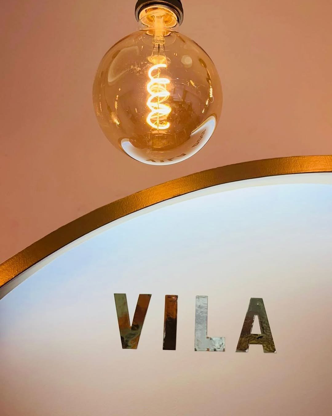 Letreiro VILA de um dos espaços Vila Doce